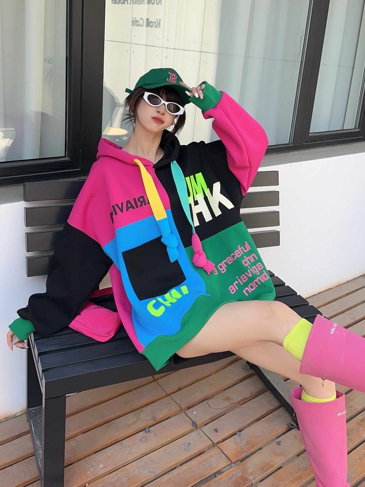 話題沸騰中 切り替え 目を奪われる カラーマッチング カジュアルプリント 3色 パーカー E-10522