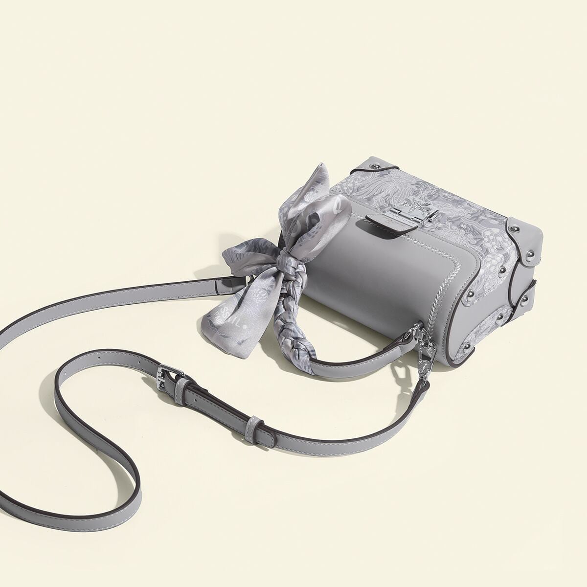 存在感のある ショルダーバッグ 2色選択可 メッセンジャーバッグE-10074