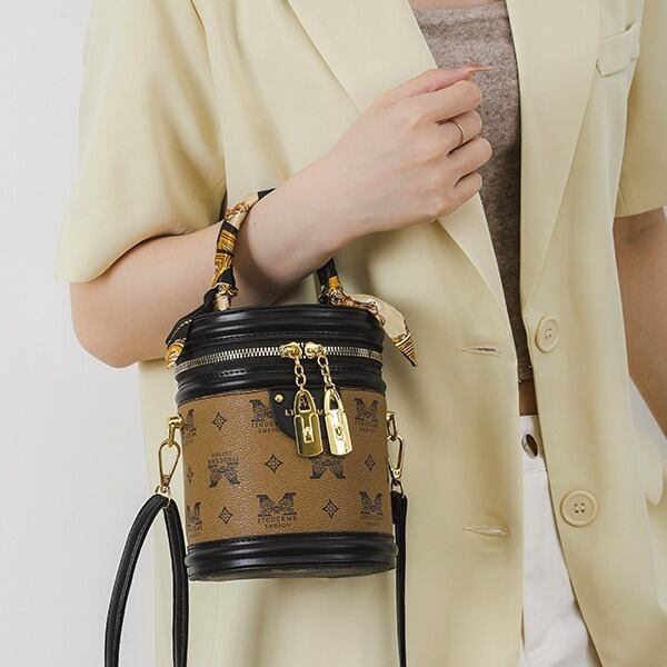 主役級の存在感！スタイリッシュ 2色選択可 スタイリッシュ ショルダーバッグ メッセンジャーバッグE-9898