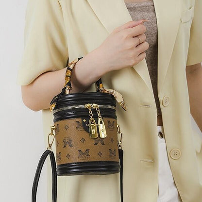 主役級の存在感！スタイリッシュ 2色選択可 スタイリッシュ ショルダーバッグ メッセンジャーバッグE-9898