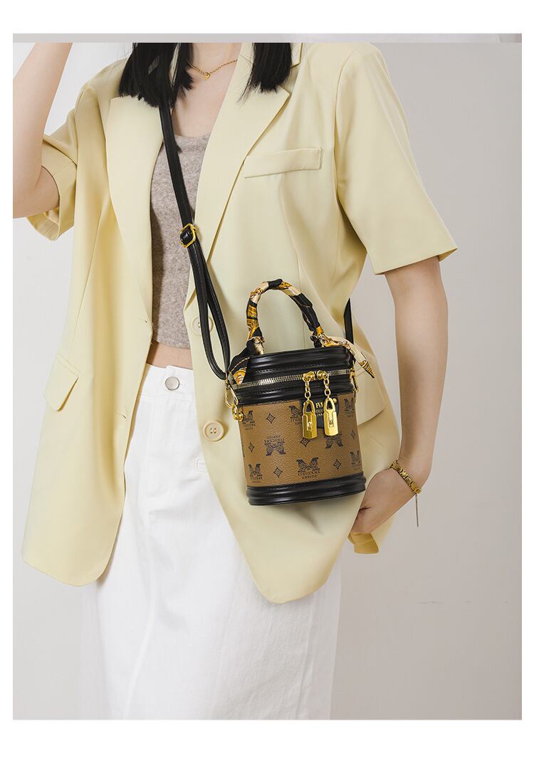 主役級の存在感！スタイリッシュ 2色選択可 スタイリッシュ ショルダーバッグ メッセンジャーバッグE-9898