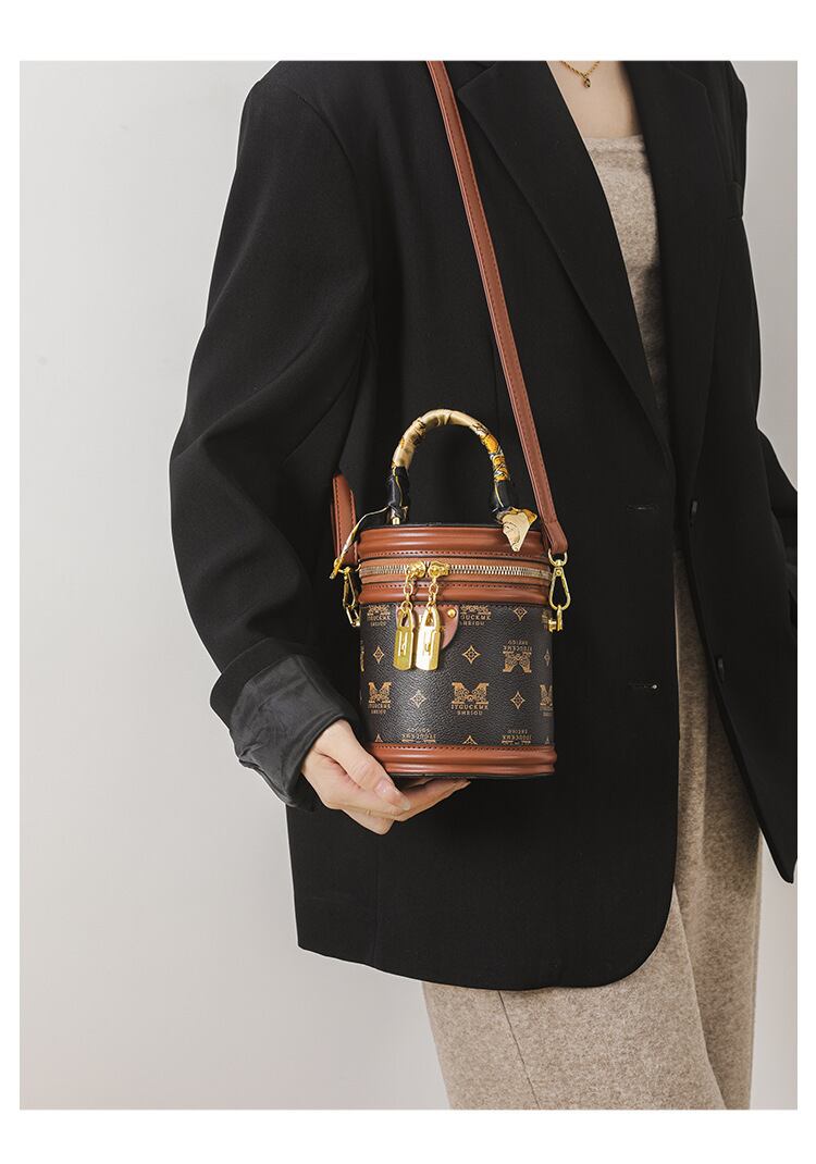 主役級の存在感！スタイリッシュ 2色選択可 スタイリッシュ ショルダーバッグ メッセンジャーバッグE-9898