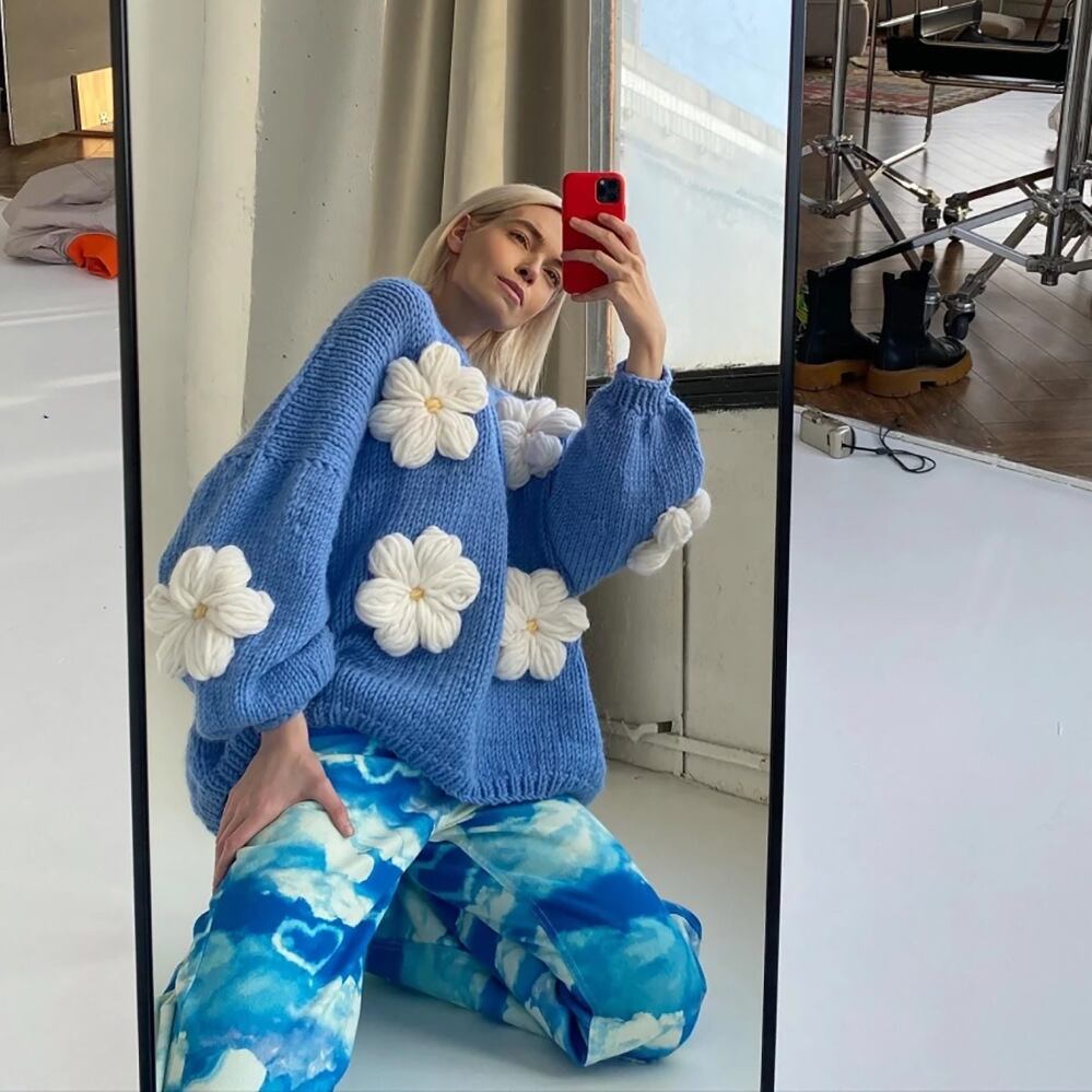 主役級の存在感！ 気質アップ 着回し力抜群 立体フラワー ニットトップスE-9994