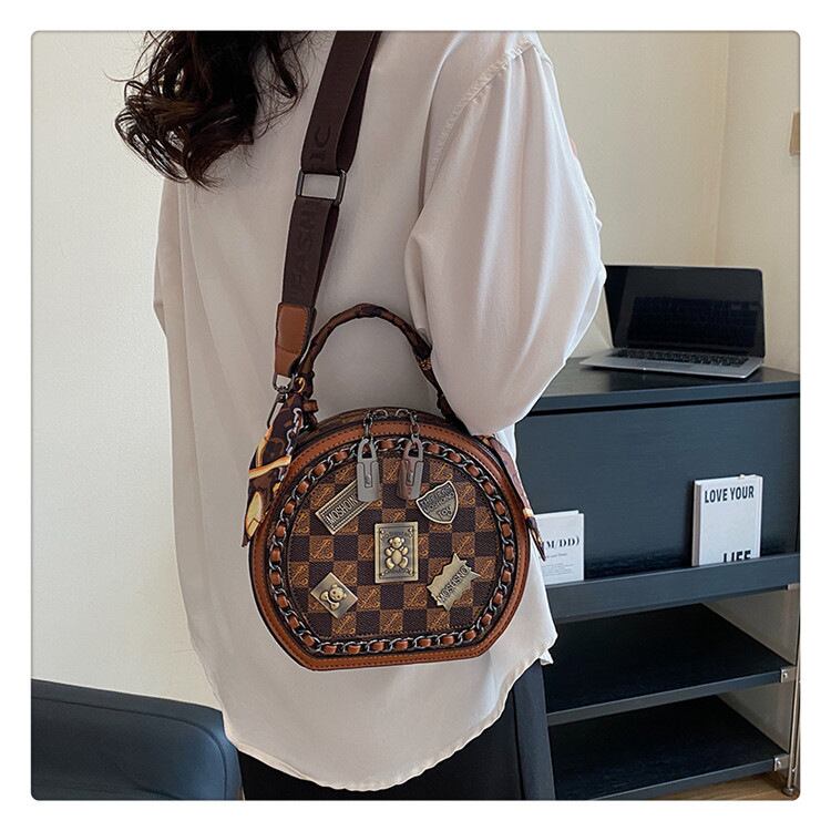 存在感のある ショルダーバッグ 2色選択可 メッセンジャーバッグE-10080