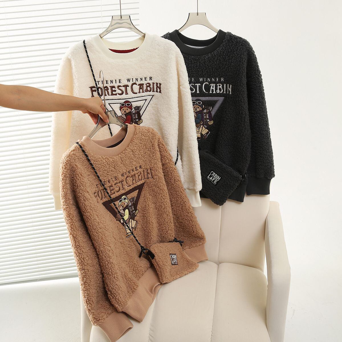 （バッグ付き）絶対流行 保温 スタイルアップ 防風 防寒 カジュアル ショルダーバッグ付き 3色選択 パーカーE-10523