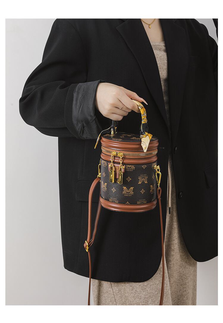 主役級の存在感！スタイリッシュ 2色選択可 スタイリッシュ ショルダーバッグ メッセンジャーバッグE-9898