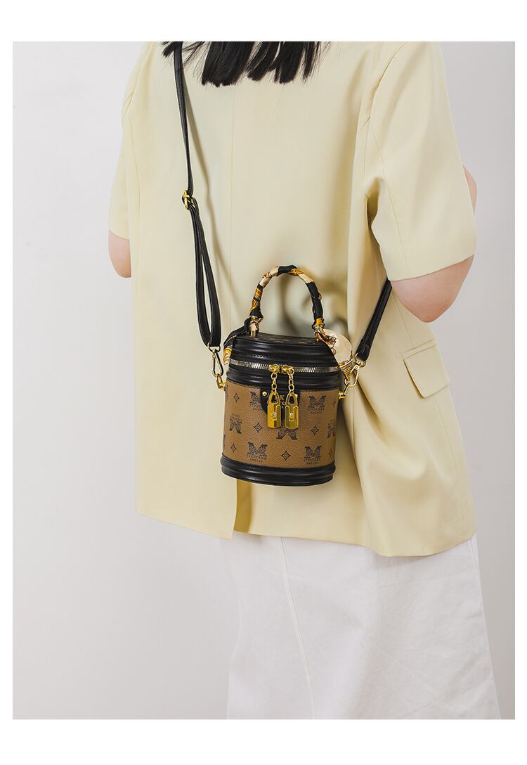 主役級の存在感！スタイリッシュ 2色選択可 スタイリッシュ ショルダーバッグ メッセンジャーバッグE-9898