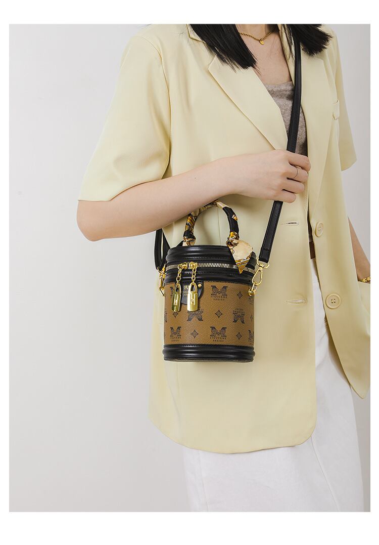 主役級の存在感！スタイリッシュ 2色選択可 スタイリッシュ ショルダーバッグ メッセンジャーバッグE-9898