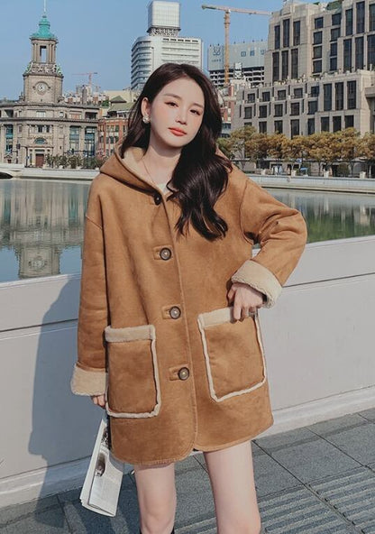 【リバーシブル】主役級の存在感！スタイルアップ  カレッジ風 リバーシブルボアムートンミドル丈コートE-10697