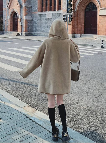 【リバーシブル】主役級の存在感！スタイルアップ  カレッジ風 リバーシブルボアムートンミドル丈コートE-10697