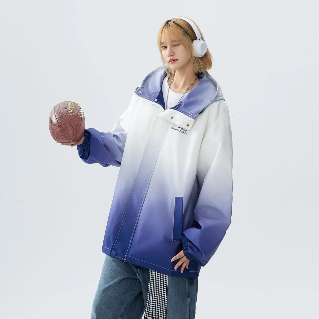 話題沸騰中  防寒  撥水加工 バックビッグロゴ 男女兼用 4色展開 グラデーションのウィンドブレーカーE-12713