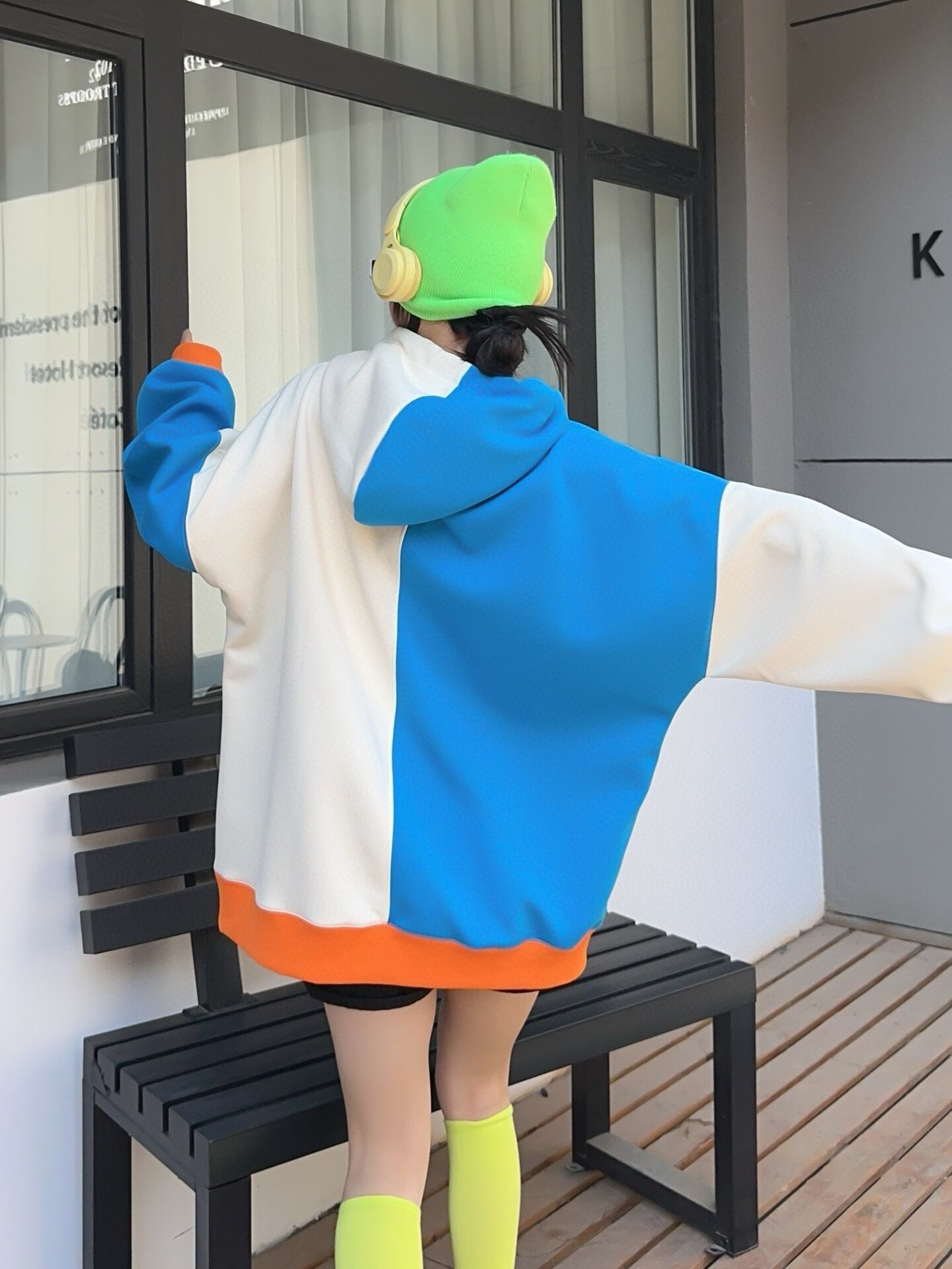 話題沸騰中 切り替え 目を奪われる カラーマッチング カジュアルプリント 3色 パーカー E-10522