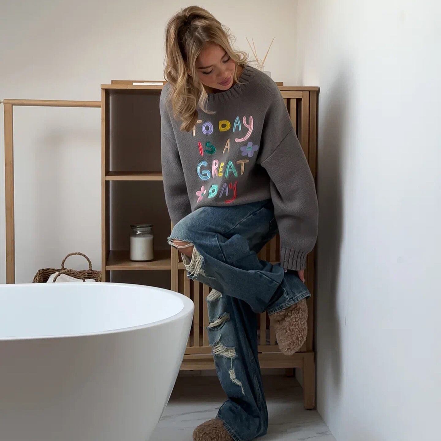 優れた品質 ファッション 知的な雰囲気と女性らしい華やかさもあり 2色選択 ニットトップスE-10694