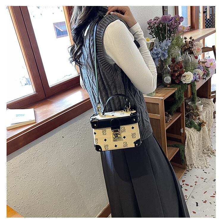 都市ファッショ デザイン オシャレ 高見えデザイン 4色選択可 ショルダーバッグ メッセンジャーバッグE-9899