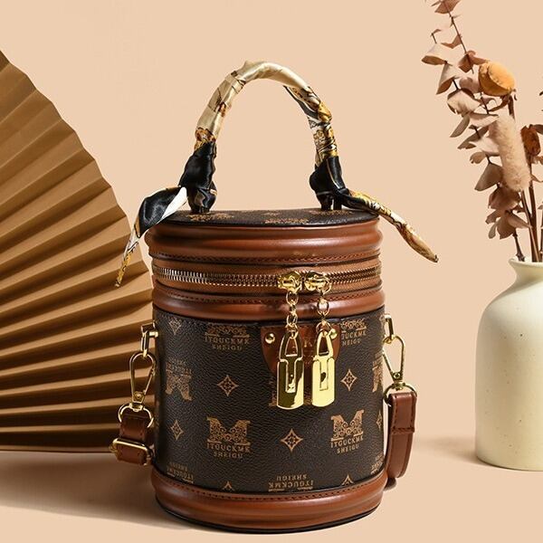 主役級の存在感！スタイリッシュ 2色選択可 スタイリッシュ ショルダーバッグ メッセンジャーバッグE-9898