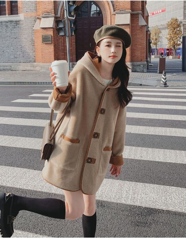 【リバーシブル】主役級の存在感！スタイルアップ  カレッジ風 リバーシブルボアムートンミドル丈コートE-10697