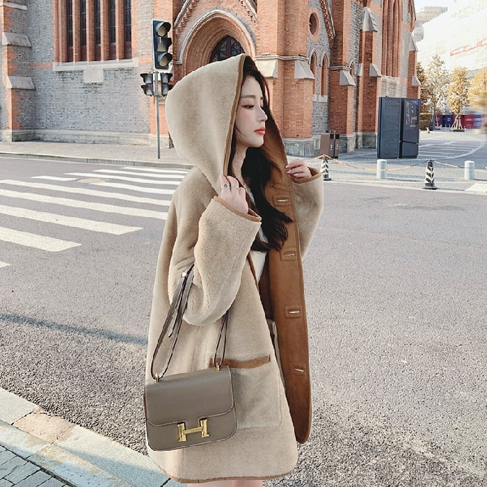 【リバーシブル】主役級の存在感！スタイルアップ  カレッジ風 リバーシブルボアムートンミドル丈コートE-10697