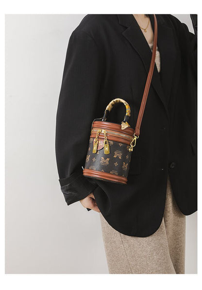 主役級の存在感！スタイリッシュ 2色選択可 スタイリッシュ ショルダーバッグ メッセンジャーバッグE-9898