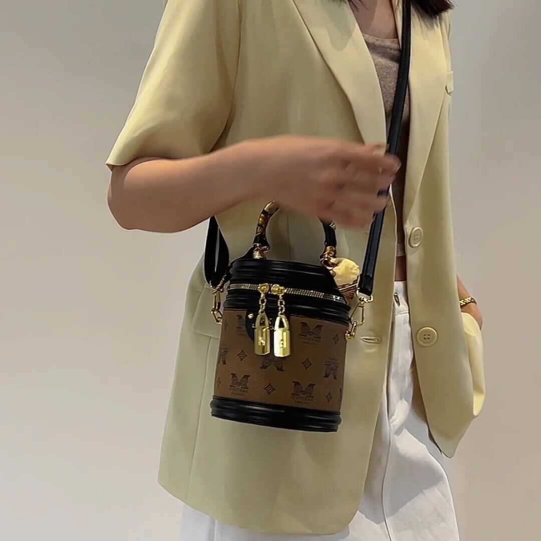 主役級の存在感！スタイリッシュ 2色選択可 スタイリッシュ ショルダーバッグ メッセンジャーバッグE-9898