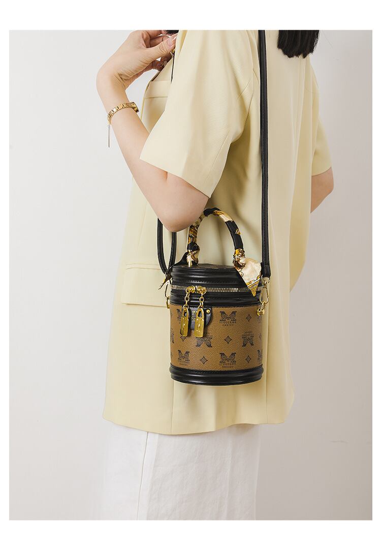 主役級の存在感！スタイリッシュ 2色選択可 スタイリッシュ ショルダーバッグ メッセンジャーバッグE-9898