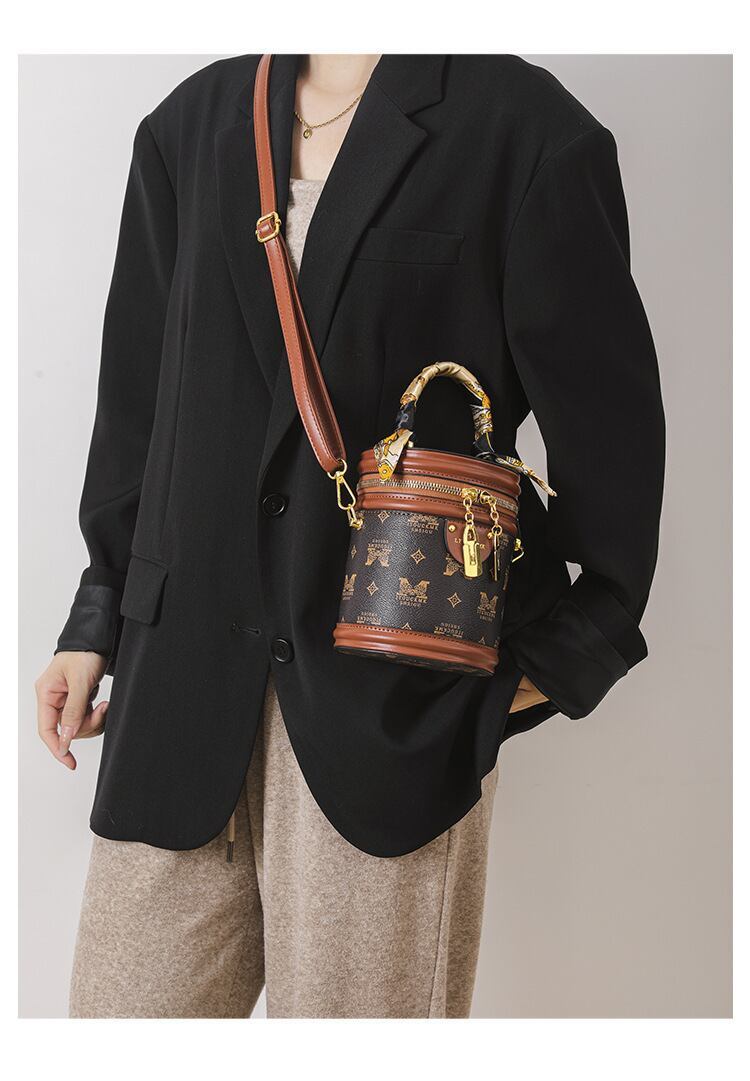 主役級の存在感！スタイリッシュ 2色選択可 スタイリッシュ ショルダーバッグ メッセンジャーバッグE-9898