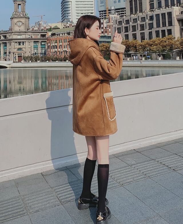 【リバーシブル】主役級の存在感！スタイルアップ  カレッジ風 リバーシブルボアムートンミドル丈コートE-10697