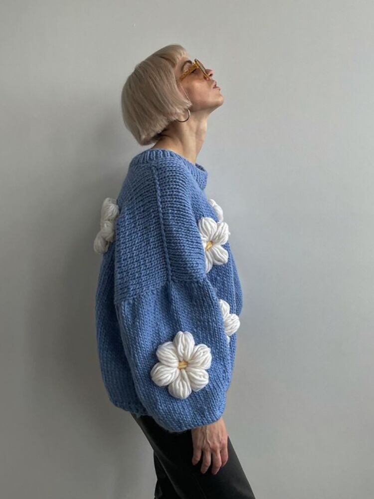 主役級の存在感！ 気質アップ 着回し力抜群 立体フラワー ニットトップスE-9994