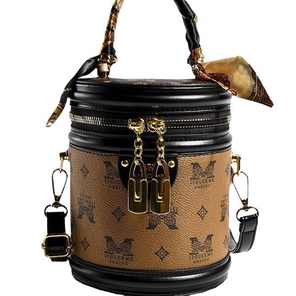 主役級の存在感！スタイリッシュ 2色選択可 スタイリッシュ ショルダーバッグ メッセンジャーバッグE-9898