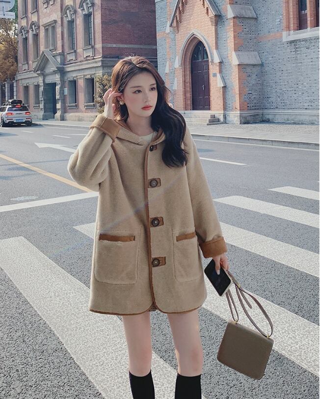 【リバーシブル】主役級の存在感！スタイルアップ  カレッジ風 リバーシブルボアムートンミドル丈コートE-10697