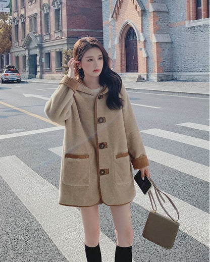 【リバーシブル】主役級の存在感！スタイルアップ  カレッジ風 リバーシブルボアムートンミドル丈コートE-10697