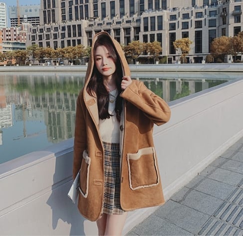 【リバーシブル】主役級の存在感！スタイルアップ  カレッジ風 リバーシブルボアムートンミドル丈コートE-10697