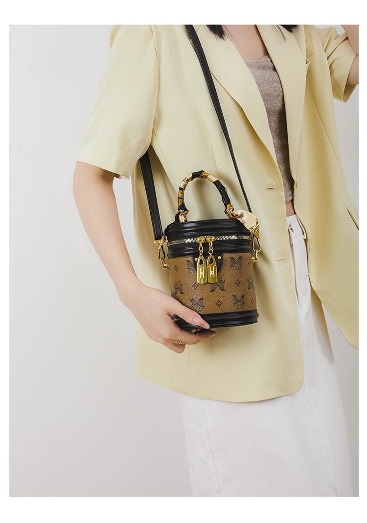 主役級の存在感！スタイリッシュ 2色選択可 スタイリッシュ ショルダーバッグ メッセンジャーバッグE-9898