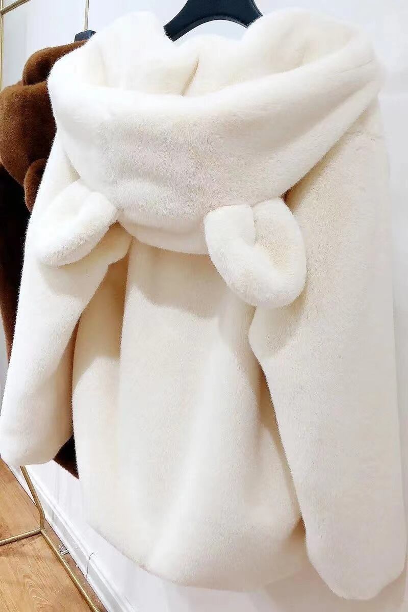 柔らかな肌触りで着心地も楽ちん！ スタイルアップ キュート 3色選択 プラスベルベット フェイクファーコート E-6856