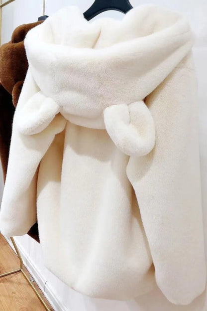 柔らかな肌触りで着心地も楽ちん！ スタイルアップ キュート 3色選択 プラスベルベット フェイクファーコート E-6856