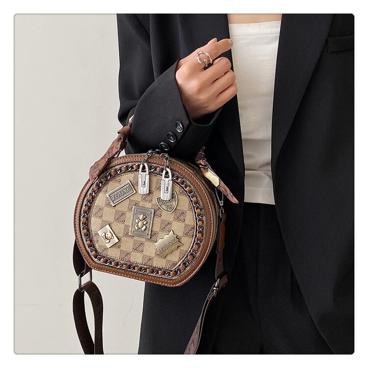 存在感のある ショルダーバッグ 2色選択可 メッセンジャーバッグE-10080